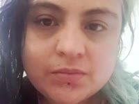 Tiene una presencia que atrae sin esfuerzo: una mirada cálida que invita a acercarse y una sonrisa suave que desarma. Su forma de moverse es natural, segura, con ese encanto silencioso que resulta profundamente sexy. Pero lo que más enamora es su ternura: la manera en que escucha, cómo cuida los detalles y transmite calma. Es sensual sin proponérselo, tierna sin dejar de ser fuerte, y deja una sensación dulce que permanece incluso cuando ya no está.