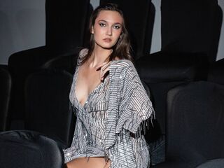 naughty cam girl fingering shaved pussy BillyeMacke