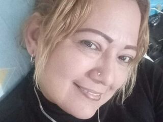 naughty camgirl fingering shaved pussy ClauDaniels