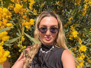 live webcam performer DelaineClowerd