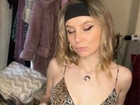 naughty camgirl masturbating with vibrator GracieeLeigh