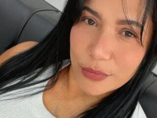 camwhore fingering shaved pussy HillaryRouss