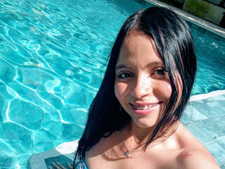 camslut showing tits LauraVelle