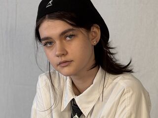 naughty webcamgirl LeannMolineaux