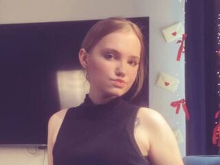 cam girl chatroom LoraKen