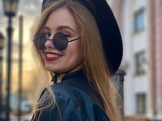 cam girl playing with dildo MaiaOshman