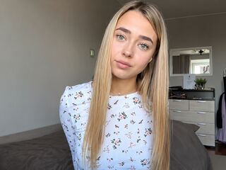 camslut topless MarianaBrookman