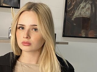 camgirl playing with vibrator MarnieRhyner